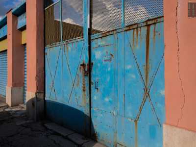 �Siamo qui da pi� di cinquant�anni � ci spiega un dipendente della Ciani � e ormai lavoriamo in mezzo al deserto. Vedete ad esempio quei cinque cancelli azzurri che seguono la nostra azienda?...